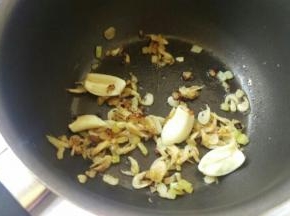 倒入大蒜+虾米+葱头。炒出香味。