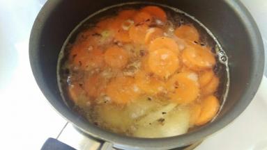 再倒入年糕和红萝卜+1碗半水。煮到水沸腾。