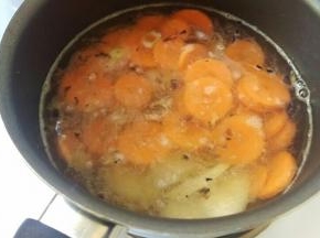 再倒入年糕和红萝卜+1碗半水。煮到水沸腾。