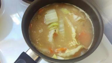 再加入大白菜和虾仁，鱿鱼，煮的沸腾加入盐巴就可以咯。