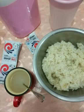 隔水蒸熟的糯米放凉，用一小碗温水将酒曲化开，倒入糯米里充分搅拌均匀