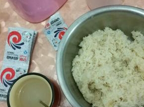 隔水蒸熟的糯米放凉，用一小碗温水将酒曲化开，倒入糯米里充分搅拌均匀