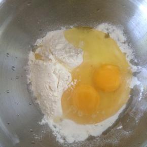 鸡蛋磕入面粉中，加入少许盐。