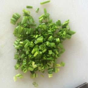 葱洗干净，沥去水分，切成葱花备用。
