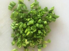 葱洗干净，沥去水分，切成葱花备用。