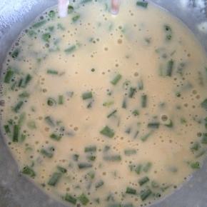 撒入葱花，搅拌均匀。