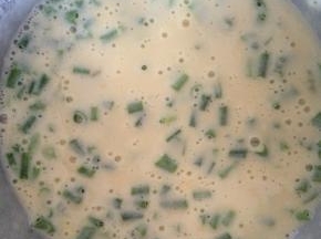 撒入葱花，搅拌均匀。