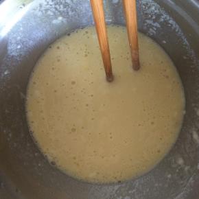 加入适量水，搅拌成面糊。