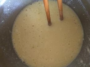 加入适量水，搅拌成面糊。
