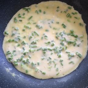 平底锅抹油，倒入面糊，小火煎熟即可。