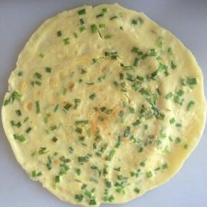 可以抹一些自己喜欢的酱料，卷上蔬菜食用，味道更棒！