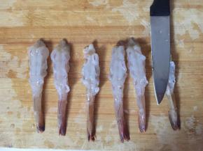 然后用小刀压一压，使其断筋骨