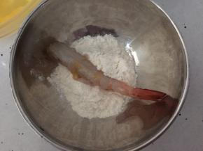 将虾放入面粉中滚一滚