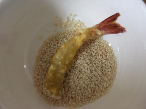 最后放入白芝麻中滚一滚