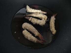 锅里热油后放入虾炸