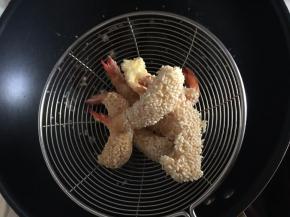 炸好后用网筛滤去多余油份