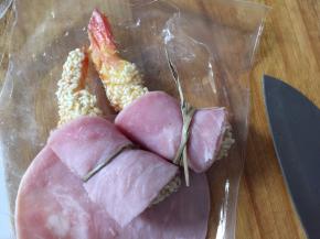 包住虾，用草绳捆住