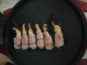 电饼铛抹油，然后在电饼铛里煎一下