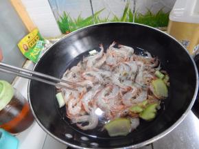 虾下锅马上搅拌均匀