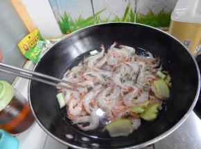 虾下锅马上搅拌均匀