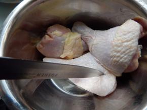 然后鸡腿上划几道