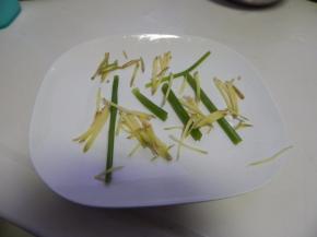 葱花及姜丝摆放至盘里