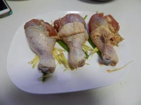 然后把腌好的鸡腿拿出来