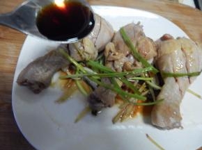 然后在摆至子里加入蒸鱼豆豉