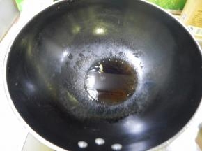 锅里加入油加入麻椒炸香