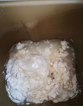 首先是中种的制作，粉，水，酵母混合成团