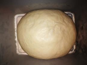 第二天早晨面团就是这样的，我一般是冷藏发酵14小时左右