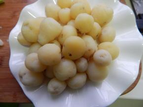 小土豆去皮煮20分钟