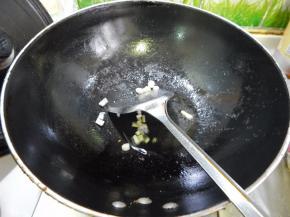 锅里加入油加入葱炒香