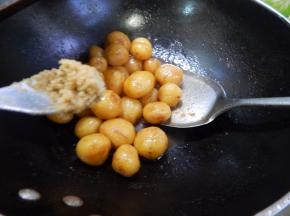 炖至入味收汁加入鸡精炒匀