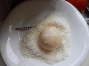 包好在椰蓉粉里滚一下