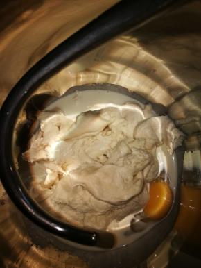 中种撕成小块放入主面团材料里