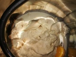 中种撕成小块放入主面团材料里