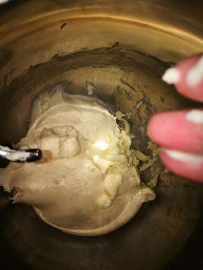 搅拌至面团光滑，这时加入软化的黄油