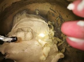 搅拌至面团光滑，这时加入软化的黄油