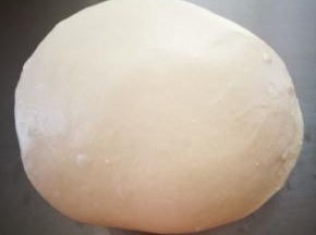 硅胶垫小了，我把面团换到了不锈钢案板上