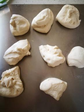 我分割成75克一个的面团，有剩余的面团可以留做老面，以便下次制作面包！