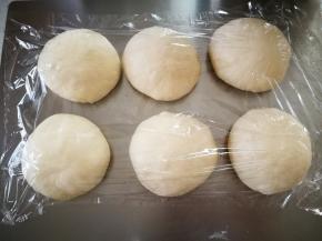 滚圆，盖上保鲜膜醒十几分钟，其实这时已经可以直接放入汉堡模具了