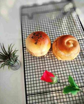 烤箱预热190度，18分钟！这样的小餐包烤的时间不可过长，个人按自己烤箱温度设定，那个卷卷造型我挺喜欢的，好看！哈哈