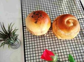 烤箱预热190度，18分钟！这样的小餐包烤的时间不可过长，个人按自己烤箱温度设定，那个卷卷造型我挺喜欢的，好看！哈哈