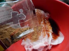 然后加入五香粉