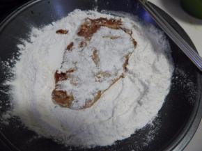 腌好的放至淀粉上