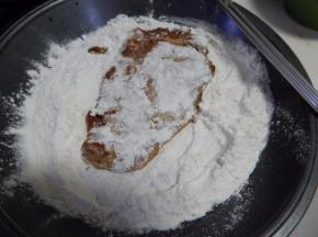 腌好的放至淀粉上