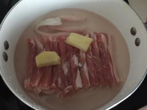 将五花肉洗净后放入锅中加适量清水和姜块焯去血水