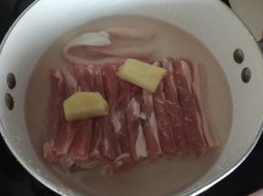 将五花肉洗净后放入锅中加适量清水和姜块焯去血水