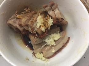 将五花肉放入碗中加入蒜蓉、盐、生抽、老抽、白砂糖拌均后腌制2小时以上
